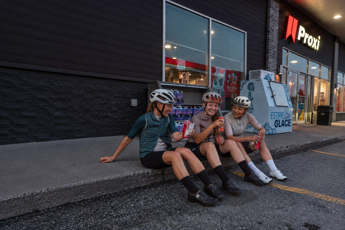 Trois cyclistes en pause après une sortie de groupe avec Studio Vélo à Drummondville